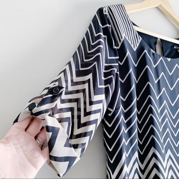 As U Wish • Short Sleeve Chevron Print Shift Dress, Black/Beige, Size Small - Picture 10 of 14